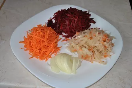 Постный борщ с черносливом, белыми грибами и чесночными пампушками: шаг 2
