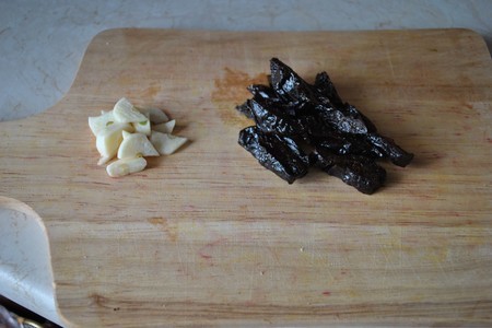 Постный борщ с черносливом, белыми грибами и чесночными пампушками: шаг 4