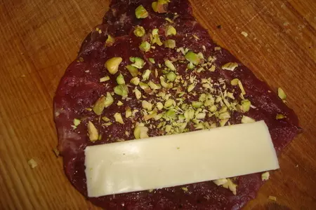 Рулетики из говядины с фисташками: шаг 2