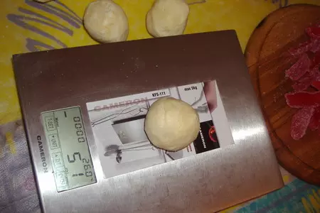 Тортик из творожной слойки с мармеладками: шаг 2