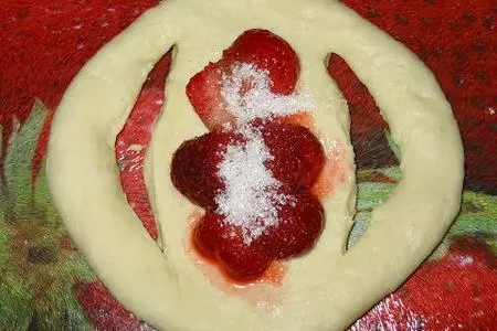 Булочки с клубникой: шаг 2