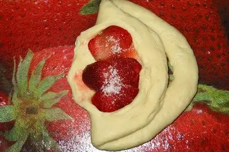 Булочки с клубникой: шаг 3
