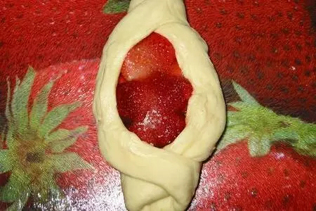 Булочки с клубникой: шаг 4