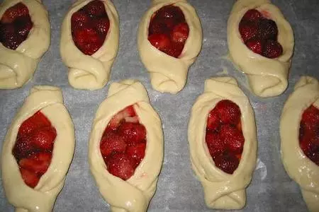 Булочки с клубникой: шаг 5