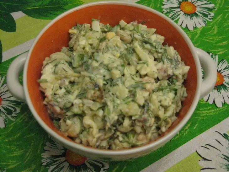 Салат из морского коктейля с рукколой: шаг 1