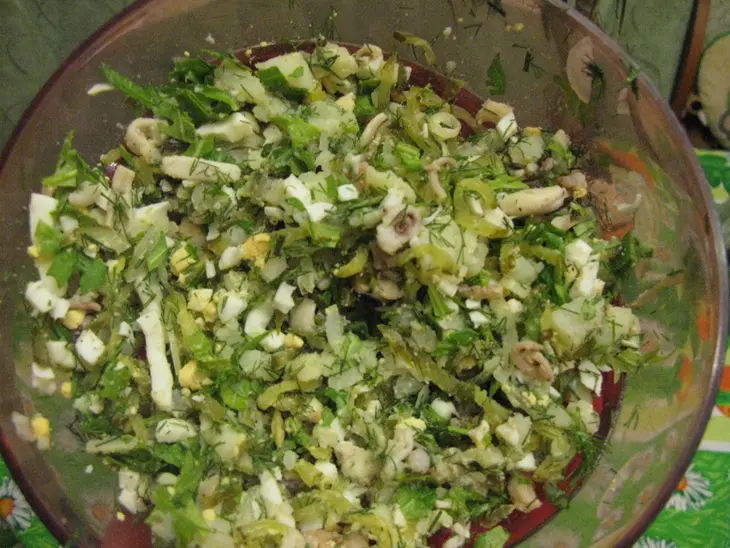 Салат из морского коктейля с рукколой: шаг 2
