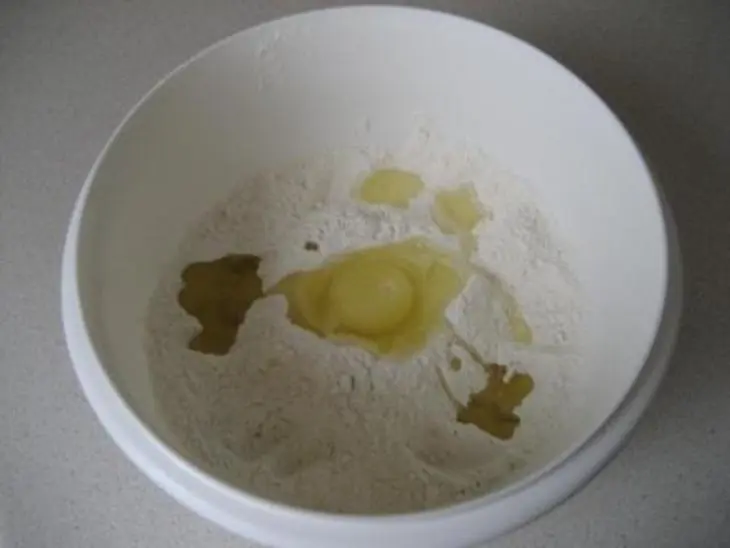 Штрудель с вишней, черной смолродиной и яблоками: шаг 1