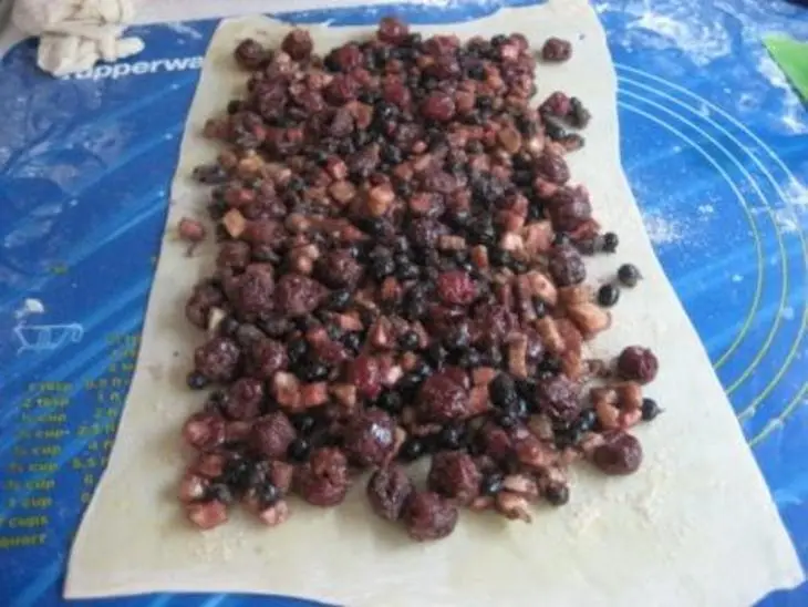 Штрудель с вишней, черной смолродиной и яблоками: шаг 6