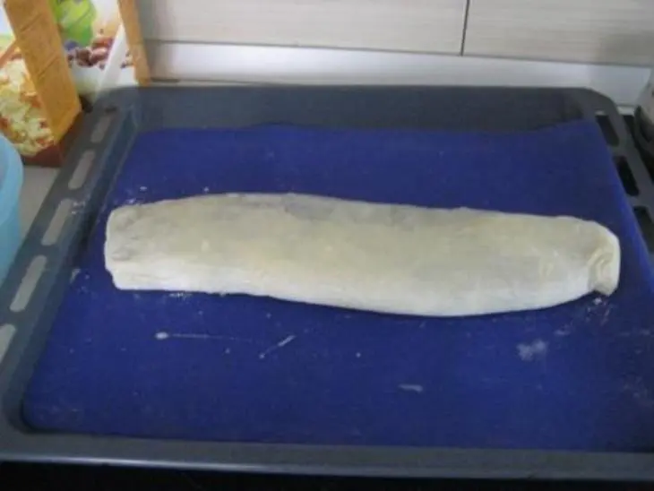 Штрудель с вишней, черной смолродиной и яблоками: шаг 7