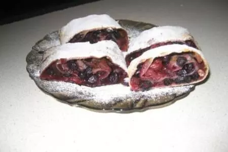 Штрудель с вишней, черной смолродиной и яблоками: шаг 9