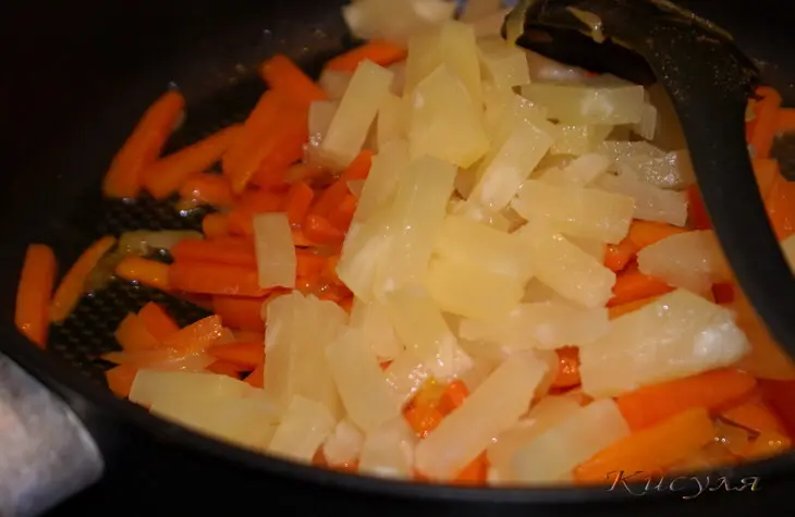 Пикантная закуска из моркови с ананасами: шаг 3