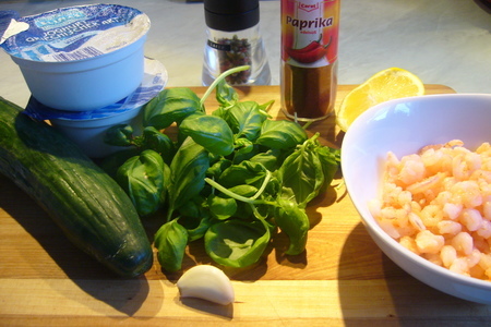 Холодный огуречно-базиликовый суп с креветками: шаг 1