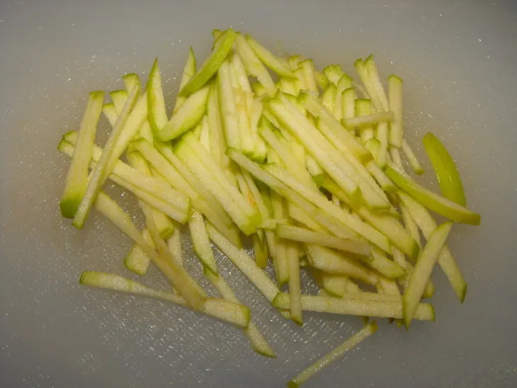 Салат с селедкой, картофелем и яблоком: шаг 2