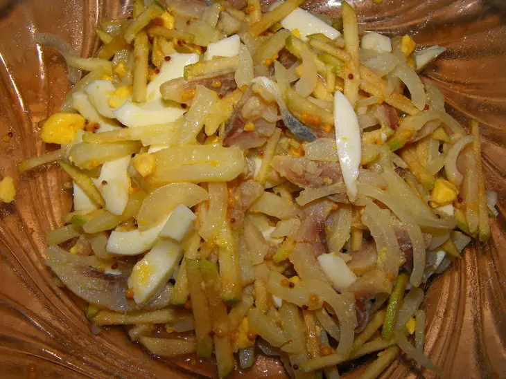 Салат с селедкой, картофелем и яблоком: шаг 7