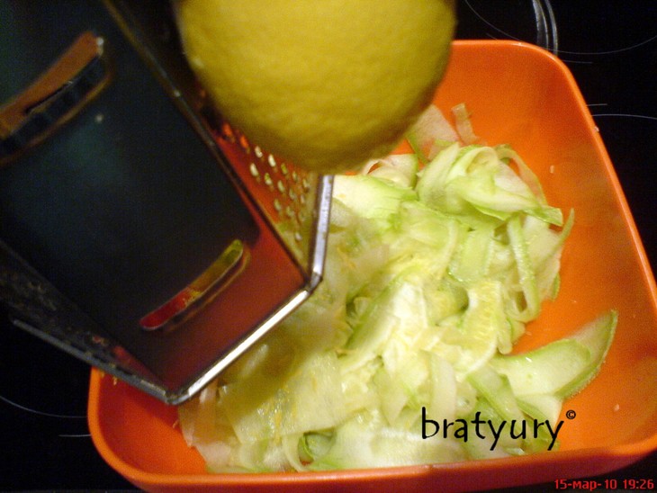 Салат из свежего сырого кабачка по швейцарскому рецепту: шаг 3