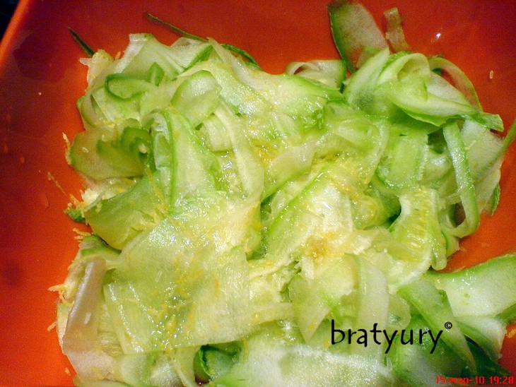 Салат из свежего сырого кабачка по швейцарскому рецепту: шаг 4