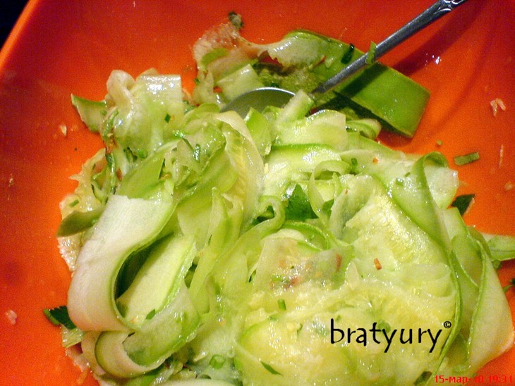 Салат из свежего сырого кабачка по швейцарскому рецепту: шаг 6