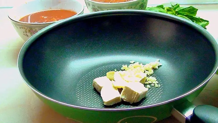 Равиоли с мясом и соусом из сливовидных помидор.: шаг 2