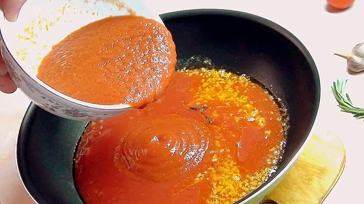 Равиоли с мясом и соусом из сливовидных помидор.: шаг 4