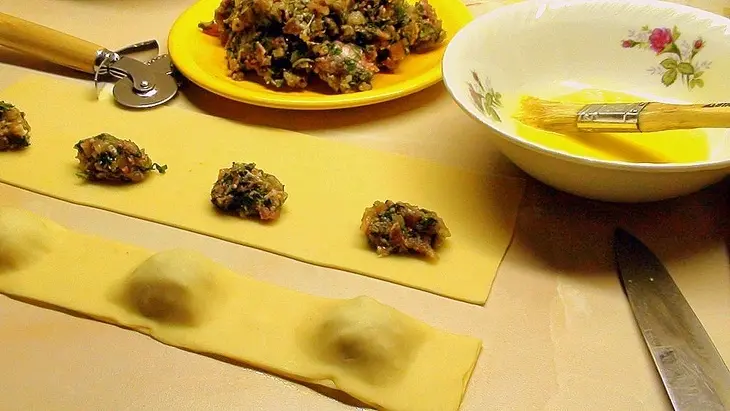 Равиоли с мясом и соусом из сливовидных помидор.: шаг 10