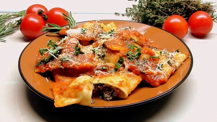 Равиоли с мясом и соусом из сливовидных помидор.: шаг 13