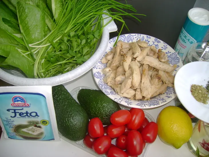 Греческий островной салат с курицей и авокадо: шаг 1