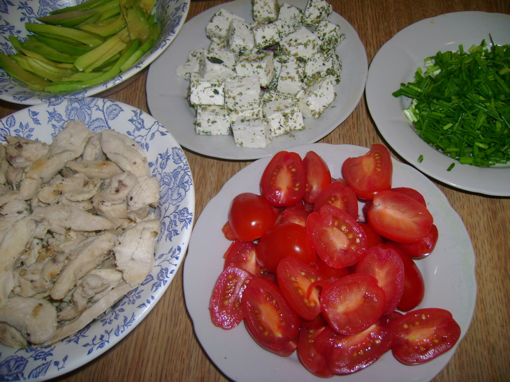 Греческий островной салат с курицей и авокадо: шаг 2