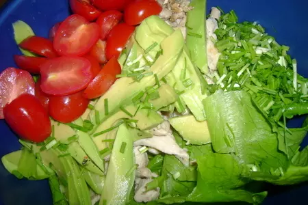Греческий островной салат с курицей и авокадо: шаг 3