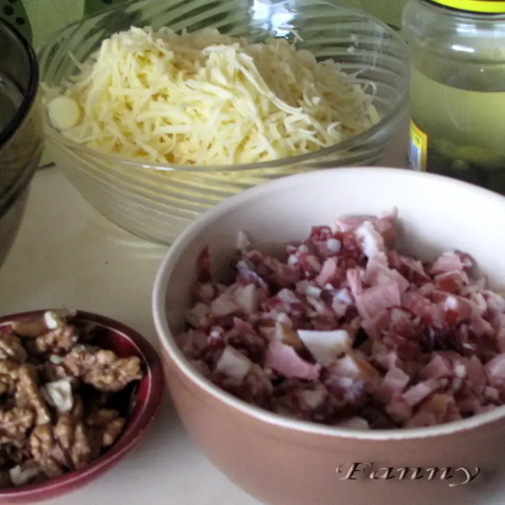 Сырный кекс с копченостями, маринованными огурчиками и грецкими орехами: шаг 1