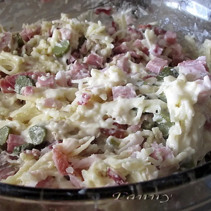 Сырный кекс с копченостями, маринованными огурчиками и грецкими орехами: шаг 3
