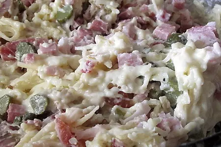 Сырный кекс с копченостями, маринованными огурчиками и грецкими орехами: шаг 3