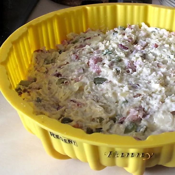 Сырный кекс с копченостями, маринованными огурчиками и грецкими орехами: шаг 4