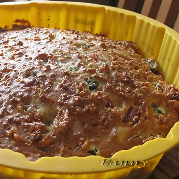 Сырный кекс с копченостями, маринованными огурчиками и грецкими орехами: шаг 5