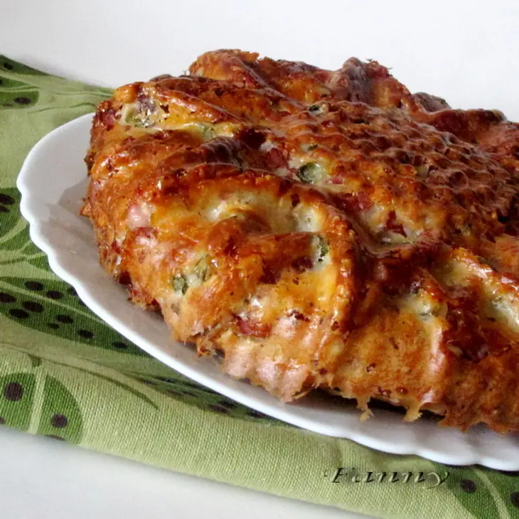Сырный кекс с копченостями, маринованными огурчиками и грецкими орехами: шаг 6
