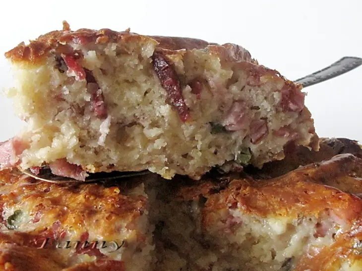 Сырный кекс с копченостями, маринованными огурчиками и грецкими орехами: шаг 7