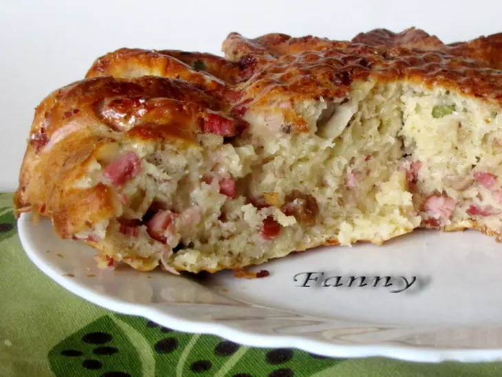Сырный кекс с копченостями, маринованными огурчиками и грецкими орехами: шаг 9