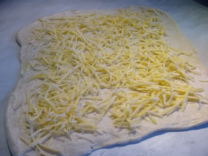 Пикантный пирог из розочек с сосисками: шаг 2