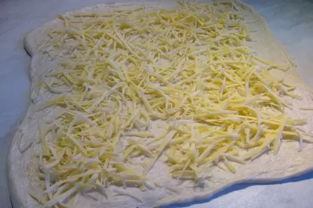 Пикантный пирог из розочек с сосисками: шаг 2