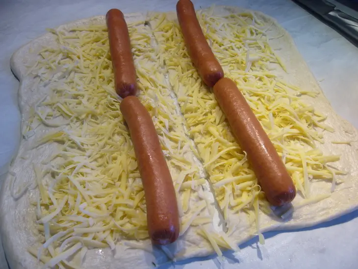 Пикантный пирог из розочек с сосисками: шаг 3