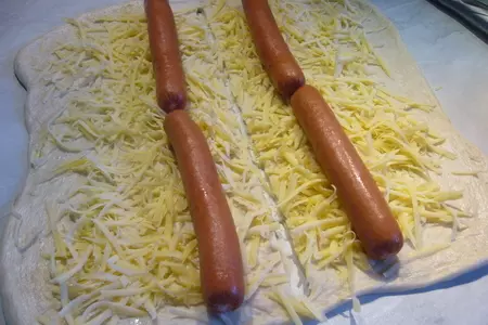 Пикантный пирог из розочек с сосисками: шаг 3