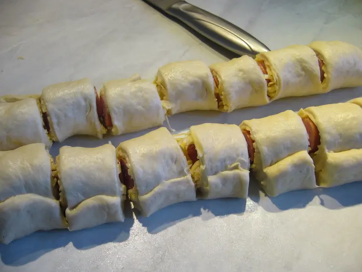 Пикантный пирог из розочек с сосисками: шаг 4