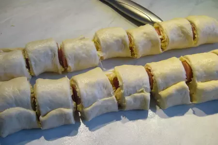 Пикантный пирог из розочек с сосисками: шаг 4