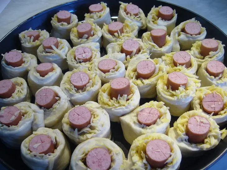 Пикантный пирог из розочек с сосисками: шаг 5