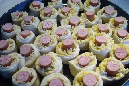 Пикантный пирог из розочек с сосисками: шаг 5
