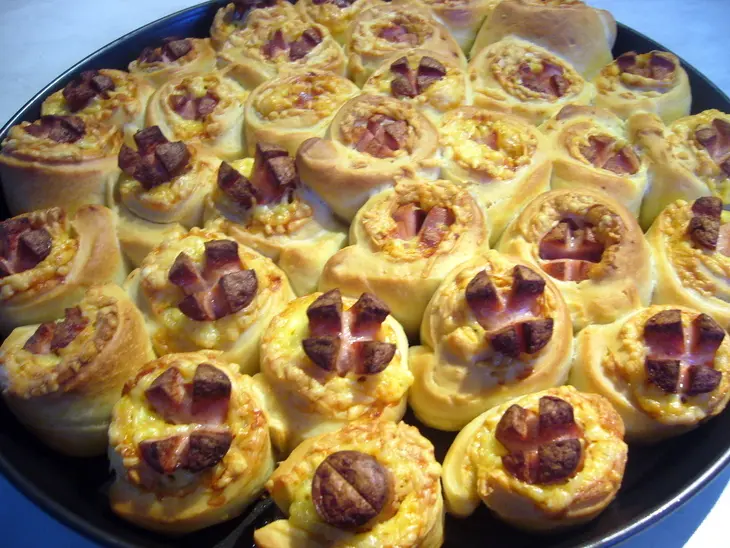 Пикантный пирог из розочек с сосисками: шаг 6