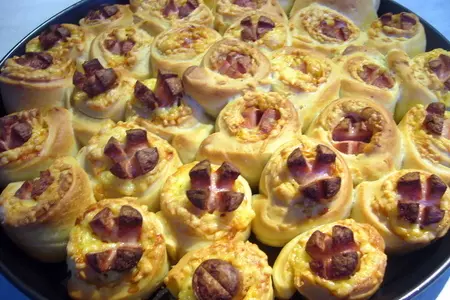 Пикантный пирог из розочек с сосисками: шаг 6
