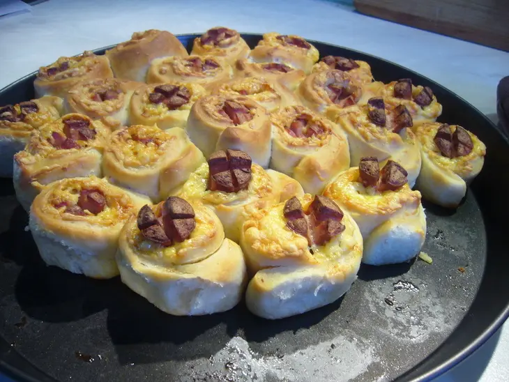 Пикантный пирог из розочек с сосисками: шаг 7