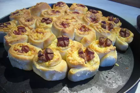 Пикантный пирог из розочек с сосисками: шаг 7