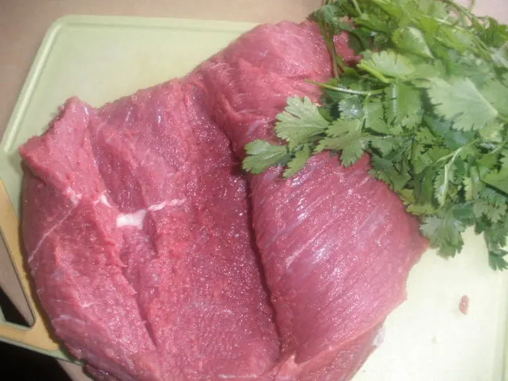 Мясо, фаршированное чесноком и кедровыми орехами в винном соусе: шаг 1