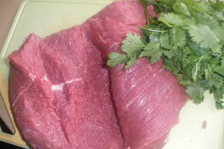 Мясо, фаршированное чесноком и кедровыми орехами в винном соусе: шаг 1